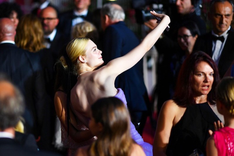 Elle-Fanning-selfie-Cannes.jpg (68 KB)