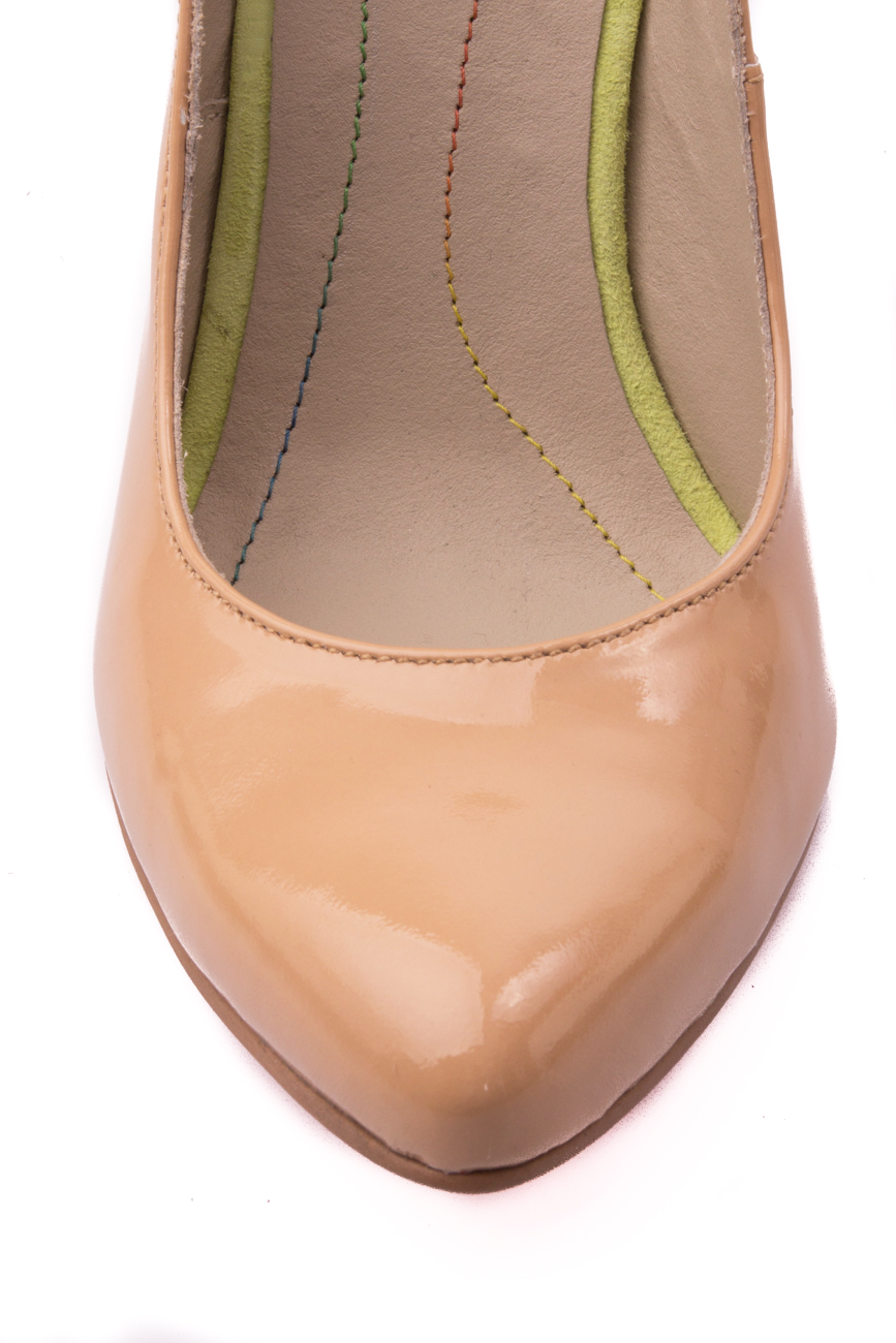 Escarpins beiges en cuir verni Mono Shoes by Dumitru Mihaica image 3