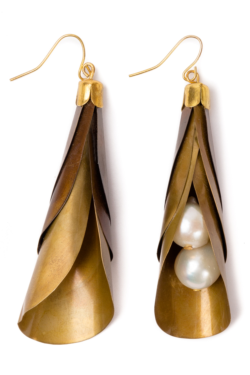Boucles d'oreille avec perles blanches  Iuliana Asoltanei image 0