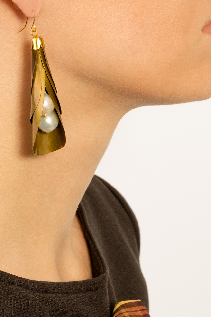 Boucles d'oreille avec perles blanches  Iuliana Asoltanei image 3