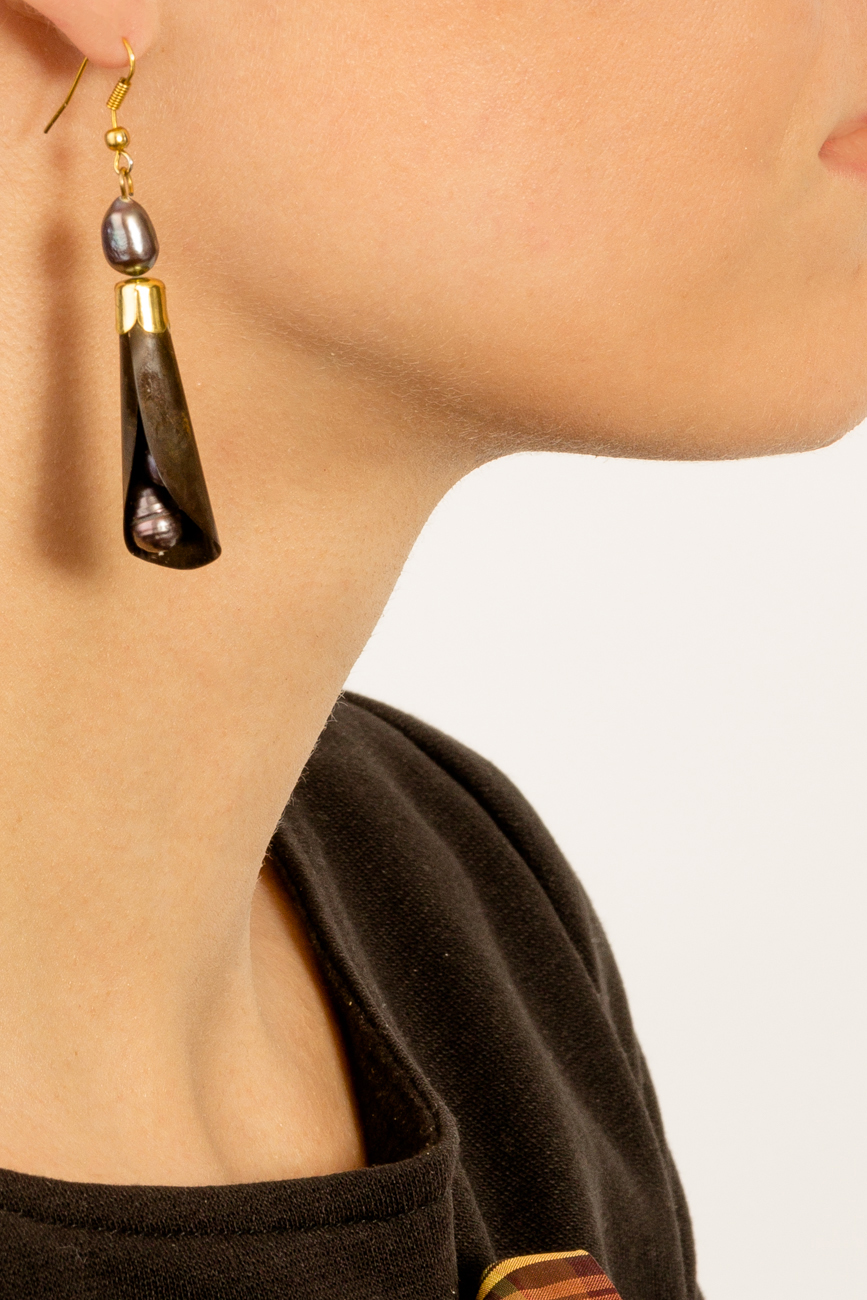 Boucles d'oreille avec perles gris Iuliana Asoltanei image 3