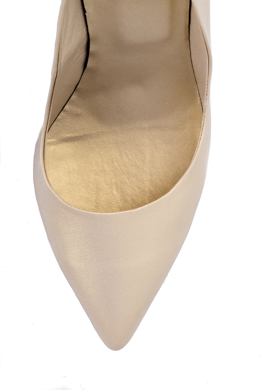 حذاء من الجلد البيج ذو اضافات من الجلد الذهبي انا كالوني image 3