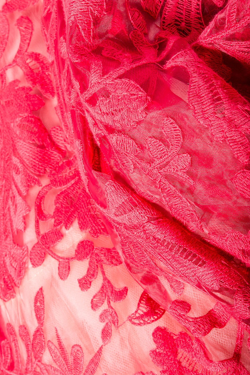 Robe asymétrique en dentelle rouge Elena Perseil image 4