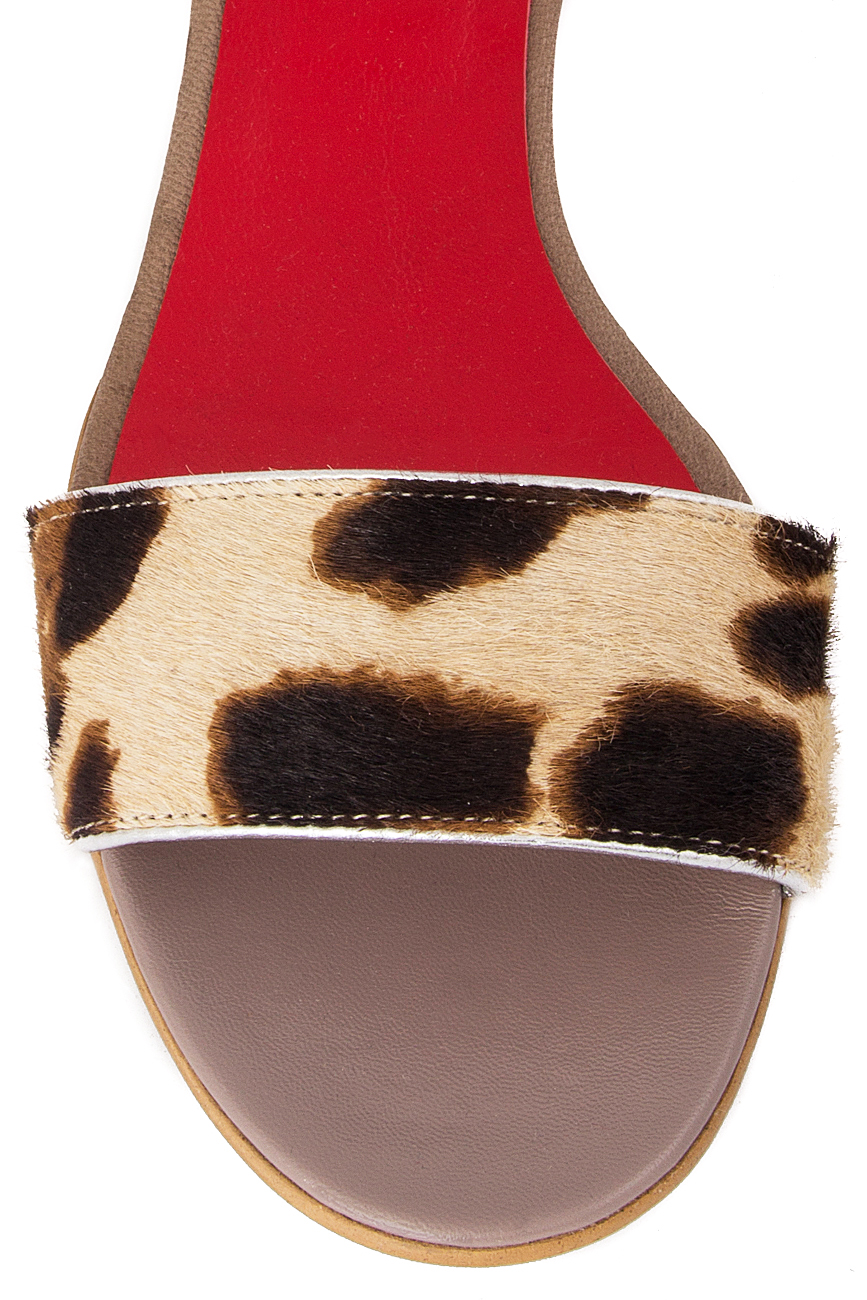 Sandales plates en cuir à imprimé léopard Coca Zaboloteanu image 3