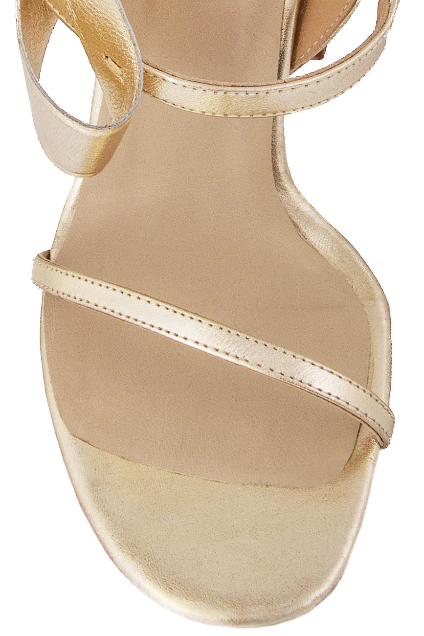 Sandales en cuir doré à noeuds décoratifs sur les côtés Mihaela Glavan  image 3