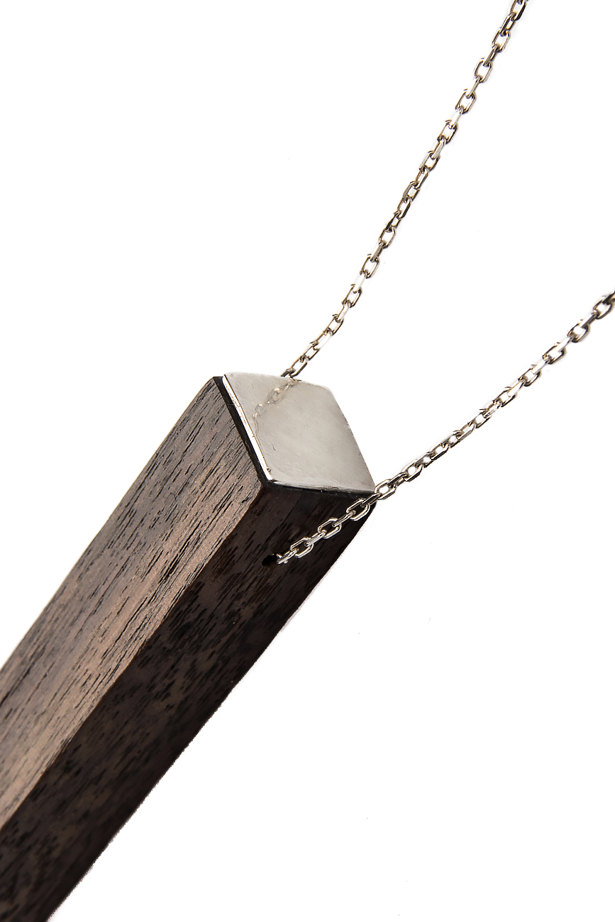 Colier din argint cu pandantiv din lemn de nuc Snob. imagine 2
