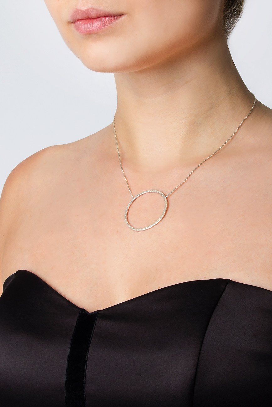Silver circle pendant necklace Snob. image 3