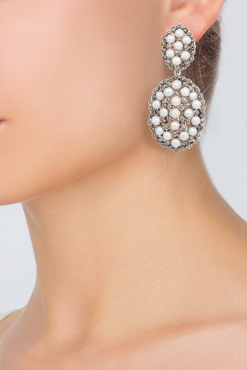 Silver pearl earrings Obsidian image 3