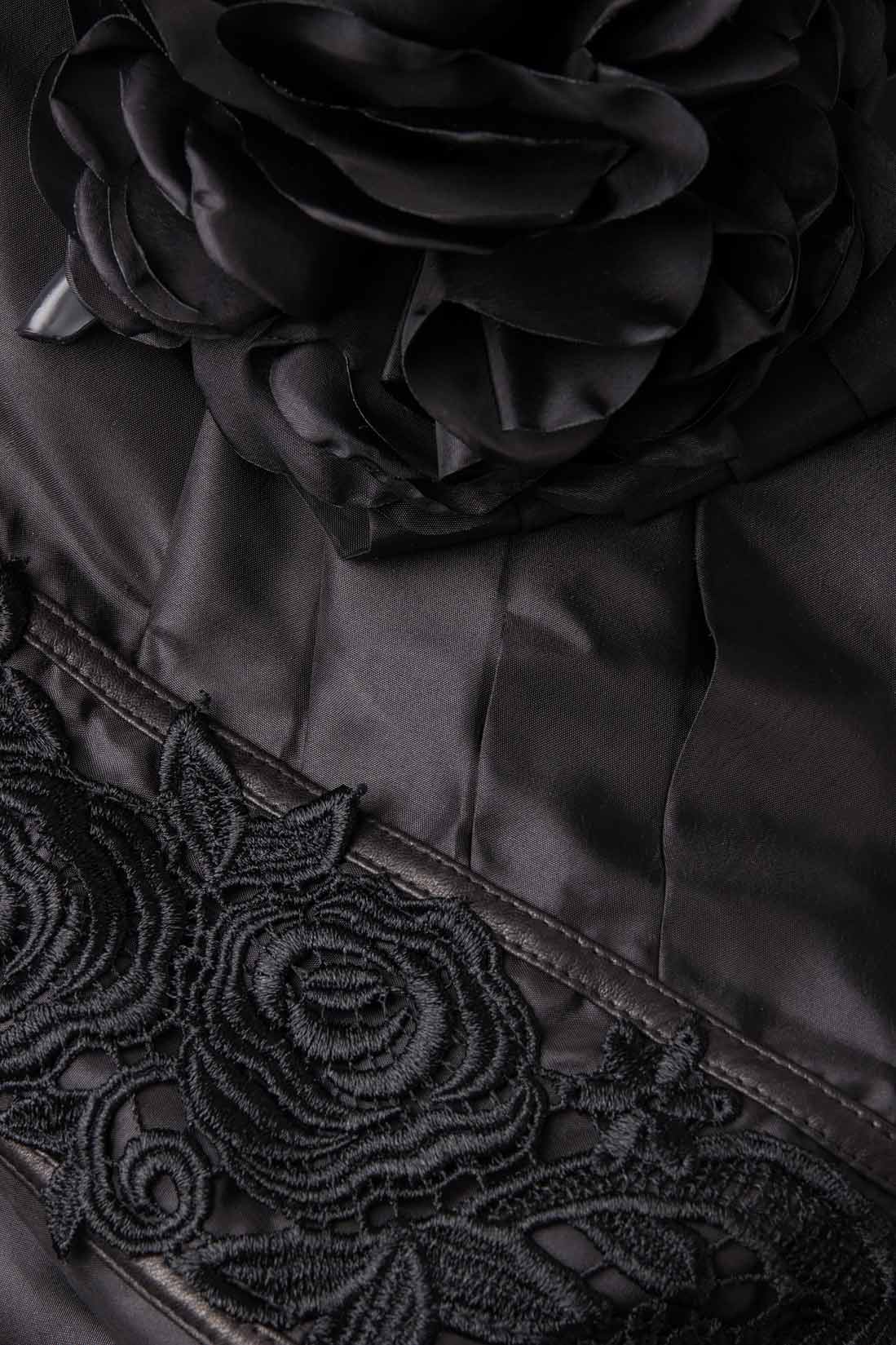 Robe noire avec une fleur appliquee Anca si Silvia Negulescu image 4