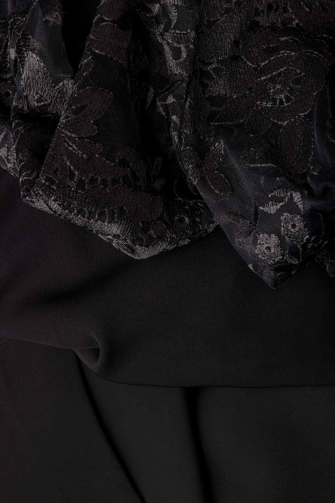 Robe noire à broderie et triple voile  Cloche image 4