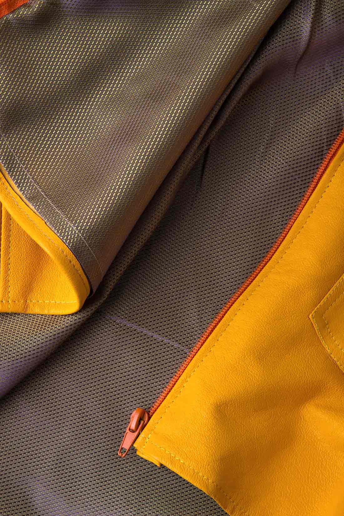 Top with front zip in yellow leather A03 image 4