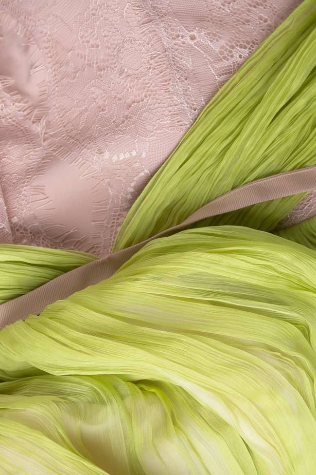 Robe dos nu en mousseline de soie et en dentelle de Chantilly Nicole Enea image 3
