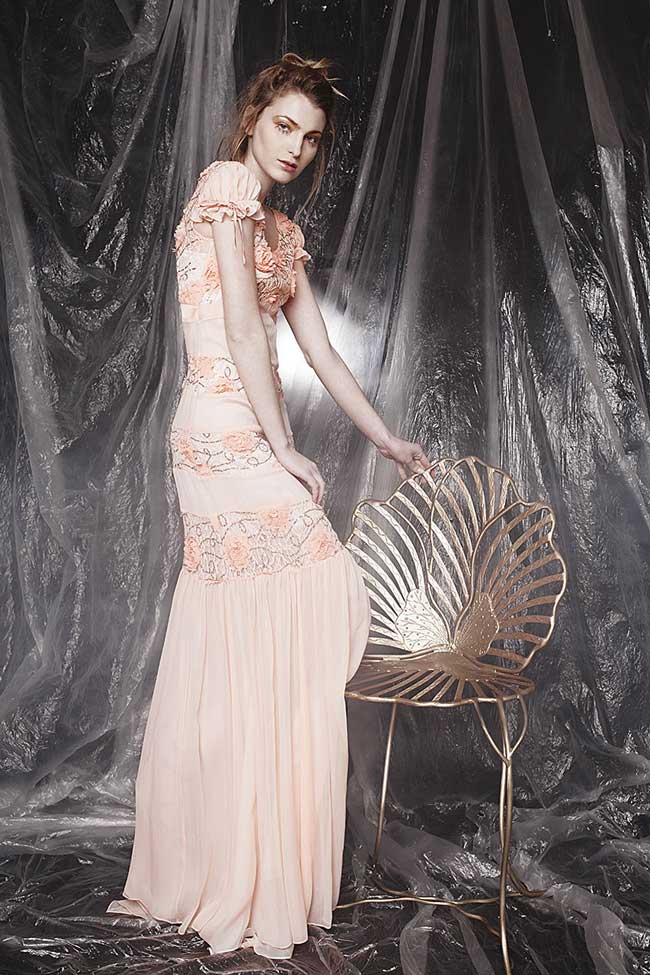 Robe longue en voile de soie à empiècements en dentelle Elena Perseil image 3