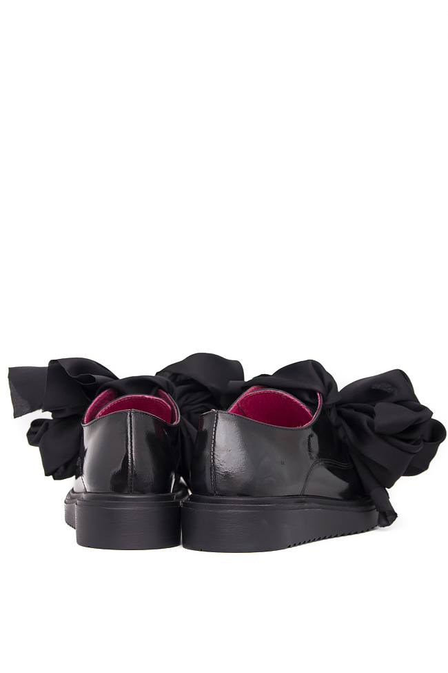 Pantofi din piele lacuita tip Oxford cu funde supradimensionate Mihaela Gheorghe imagine 2