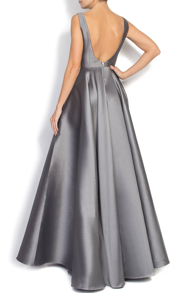Taffeta gown with open back  Cloche image 2