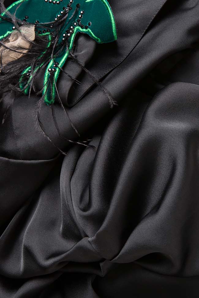 Rochie maxi cu aplicatii de catifea si accesoriu verde pe umar Mirela Diaconu  imagine 3