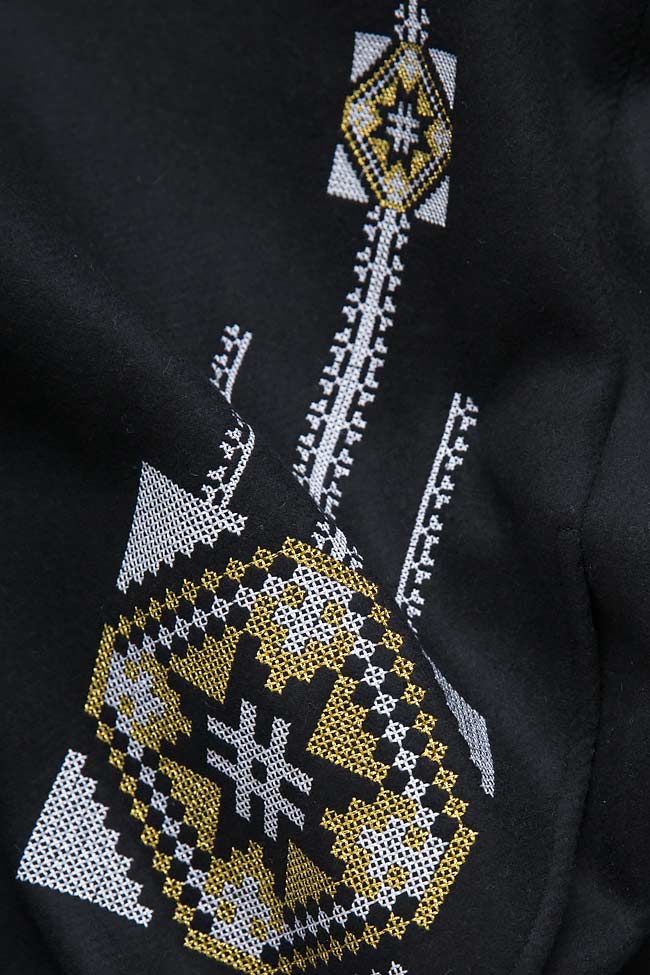 Vesta din stofa de lana brodata manual cu motive traditionale Maressia imagine 3