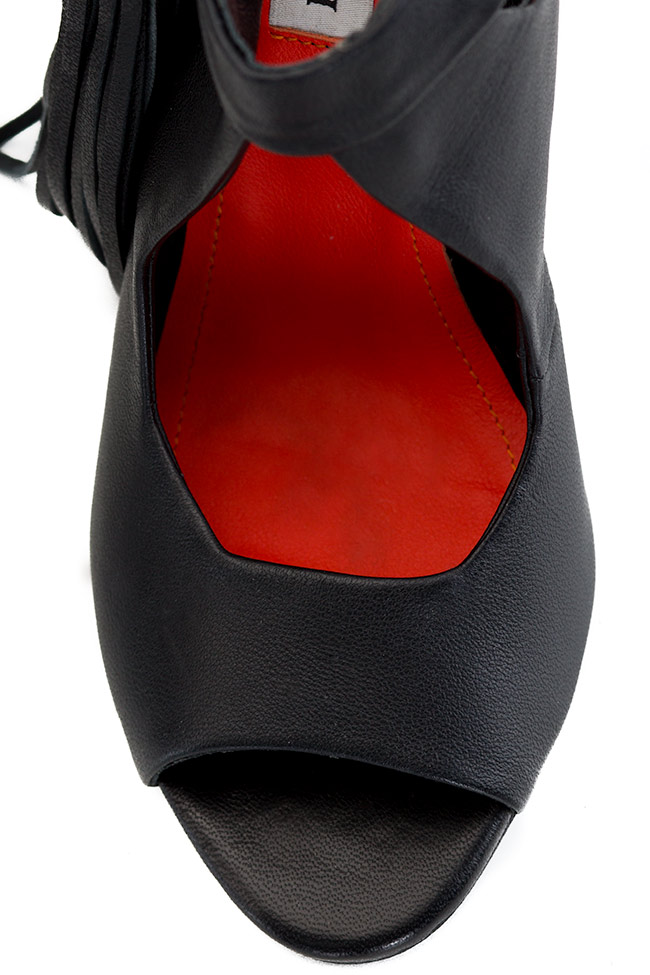 Sandales en vrai cuir avec pompon détachable Ana Kaloni image 4