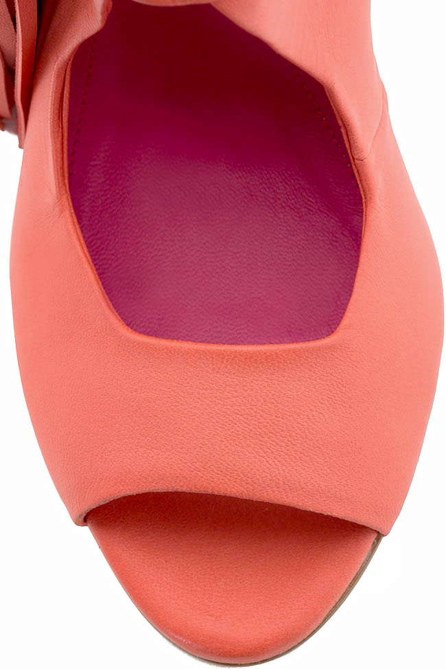 Sandales en vrai cuir avec pompon détachable Ana Kaloni image 3