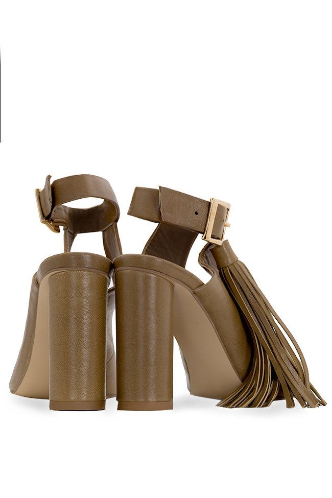 Sandales en vrai cuir avec pompon détachable Ana Kaloni image 2