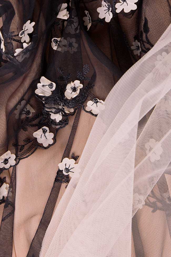 Robe en tulle brodé avec une traîne asymétrique Elena Perseil image 3