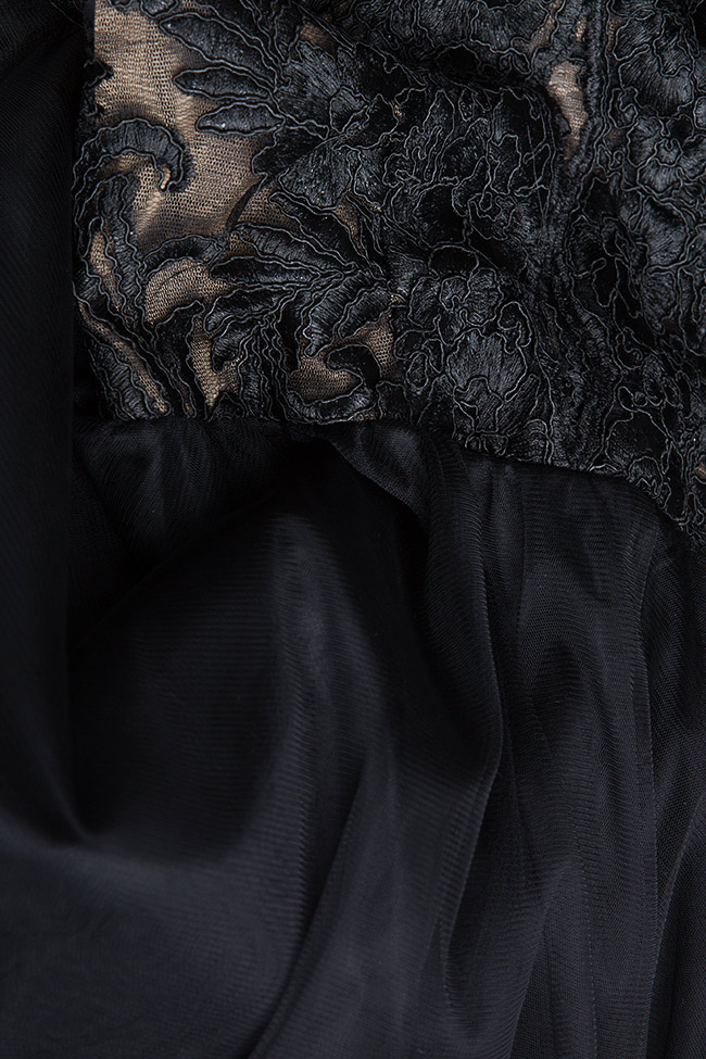 فستان من التيول و الدانتيل ذو اضافات من الؤلؤ لوف لوف image 4