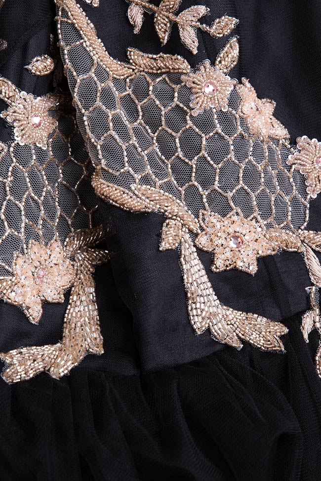 Robe en tulle avec des broderies à la main Alexievici Couture image 5