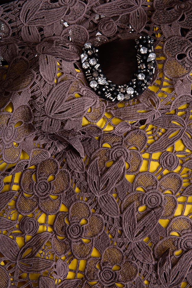 فستان قصير من الدانتيل مع اظافات من الكريستال ماريوس موشات image 4
