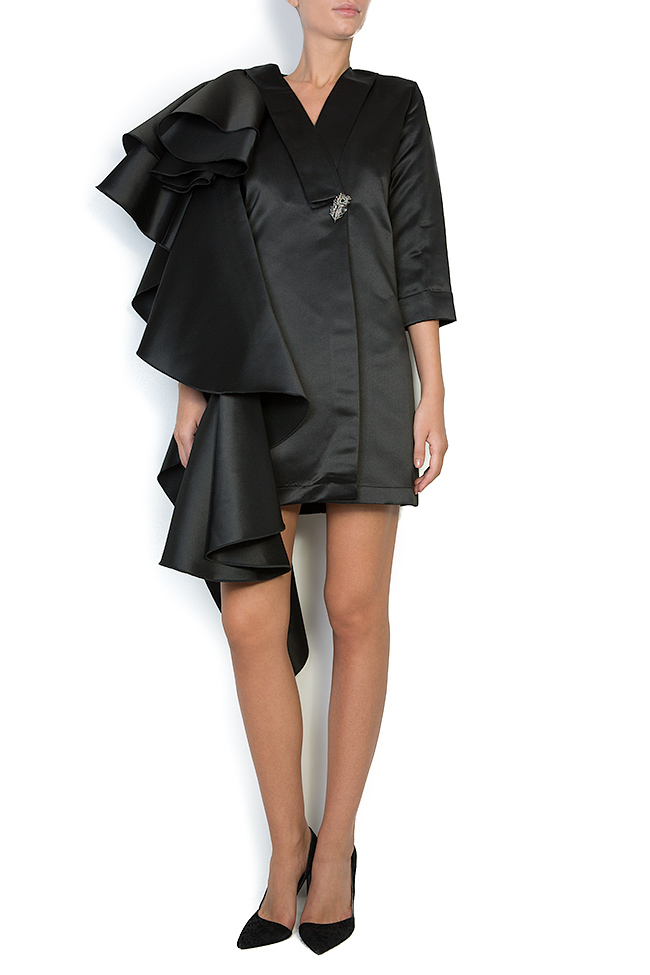 Robe asymétrique type veste tailleur en taffetas avec volants et broche Atelier Jaisse image 0