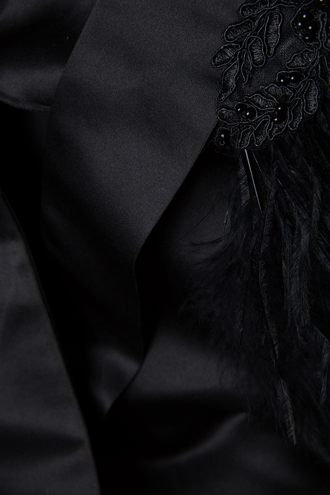 Robe en taffetas satiné avec insertions de plumes Atelier Jaisse image 4
