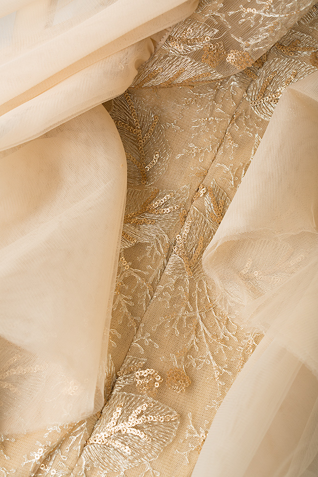 Robe en tulle et dentelle avec applications décoratives au dos à l'arrière Simona Semen image 4