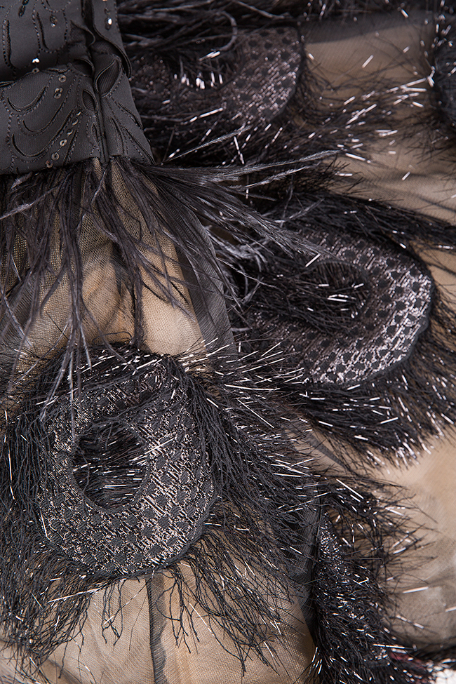 Robe en tulle et soie avec insertions 3D de plumes d'autruche Elena Perseil image 4