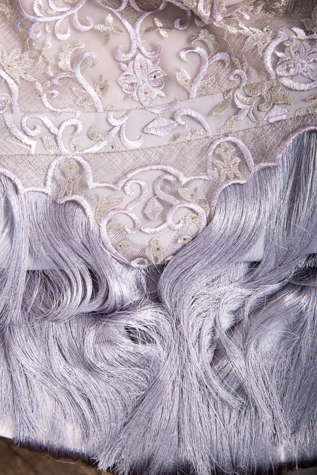 Robe en tulle et dentelle en mélange de soie avec franges Mariana Ciceu image 4