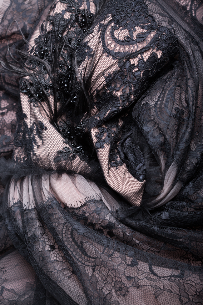 Robe en tulle et dentelle Chantilly ornée de plumes Ramona Belciu image 4