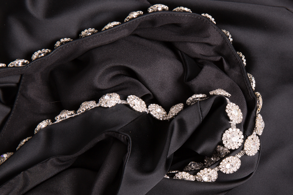 Robe en soie satinée accessoirisée avec des cristaux Noir Arllabel Golden Brand image 4