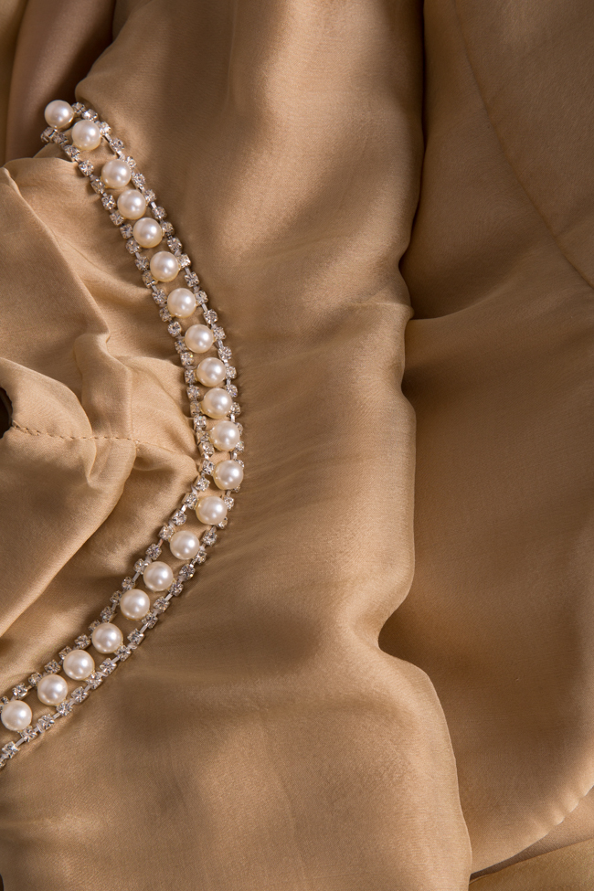 Robe en soie satinée à dos nu avec cristaux Yuri Arllabel Golden Brand image 4