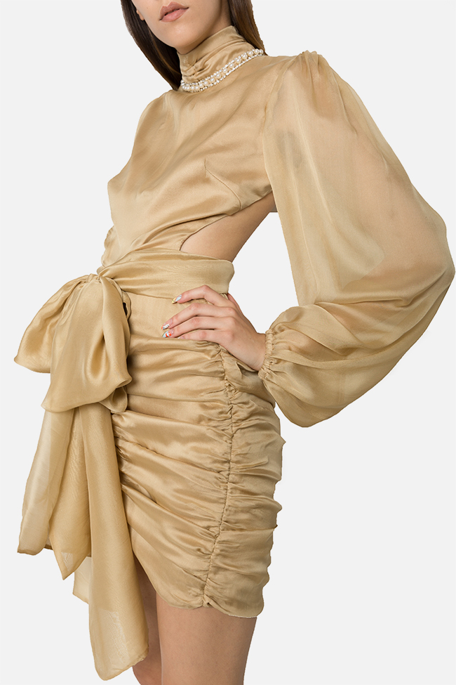 Robe en soie satinée à dos nu avec cristaux Yuri Arllabel Golden Brand image 3