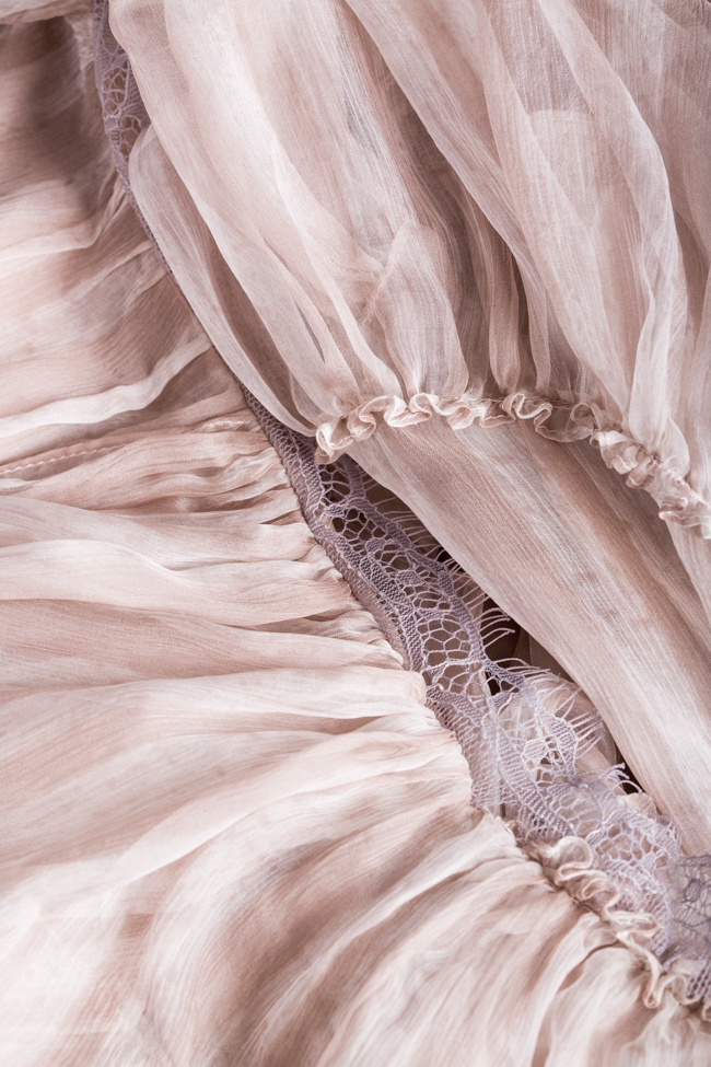 Robe asymétrique en soie avec les épaules dénudées Light Gray Nicole Enea image 4