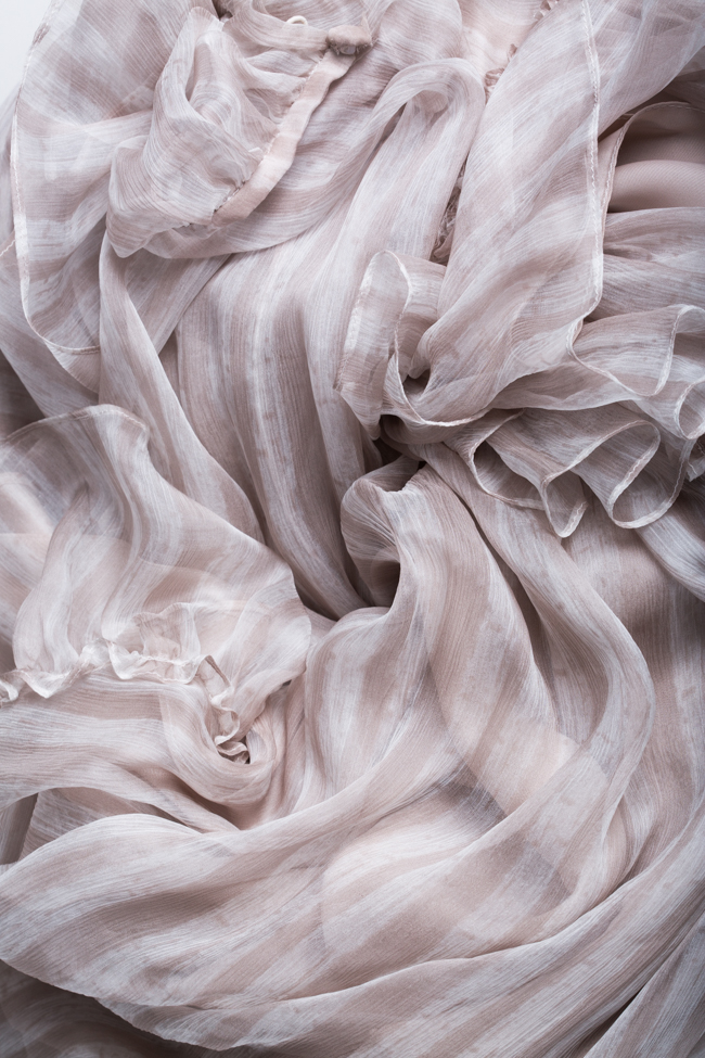 Robe maxi en voile de soie Light Gray Nicole Enea image 4