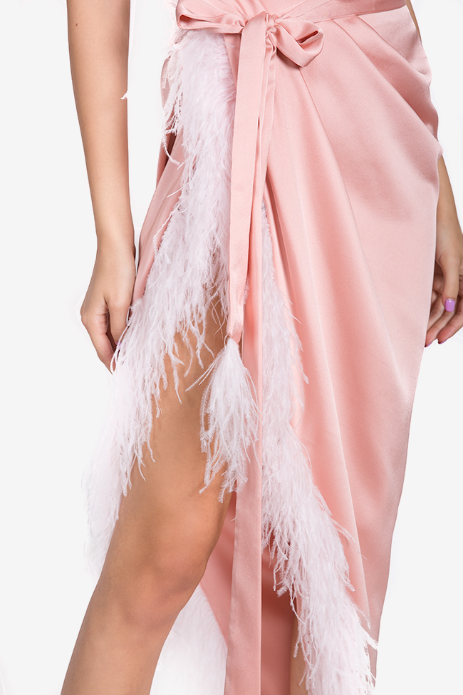 Robe asymétrique en satin avec applications de plumes Mirela Diaconu  image 3
