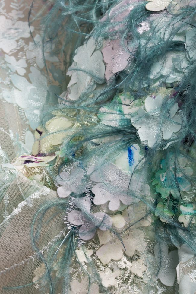 Robe asymétrique en organza avec empiècements de plumes Elena Perseil image 4