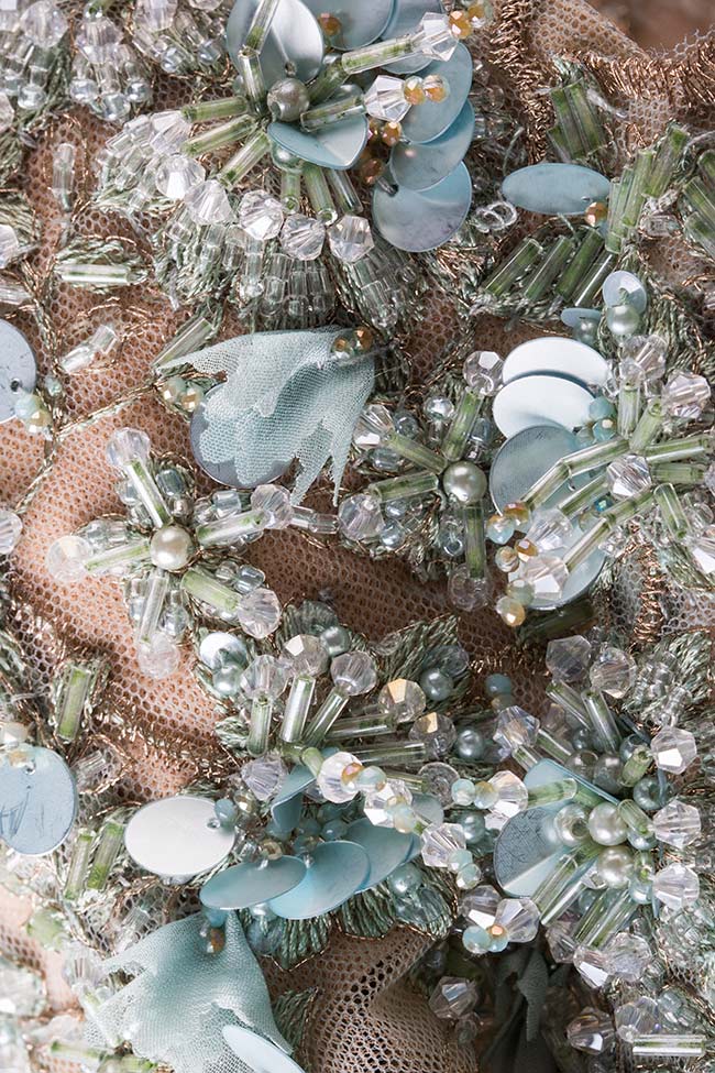 Rochie din tul brodata cu dantela ornata cu perle si insertii din pene naturale  Alfabeta imagine 4
