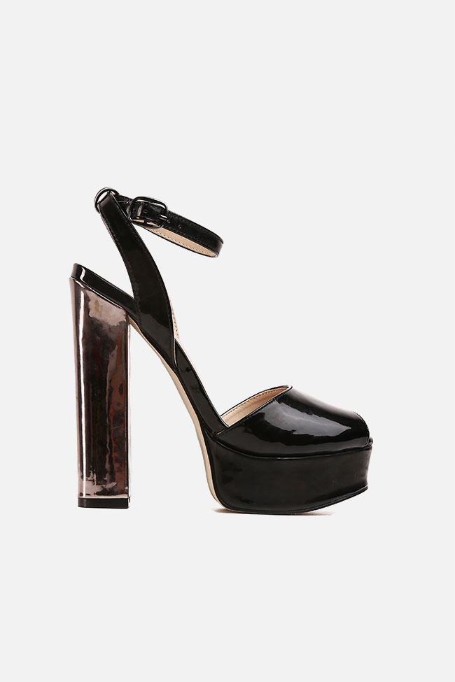 Sandale negre din piele lacuita cu toc gri Versace imagine 0