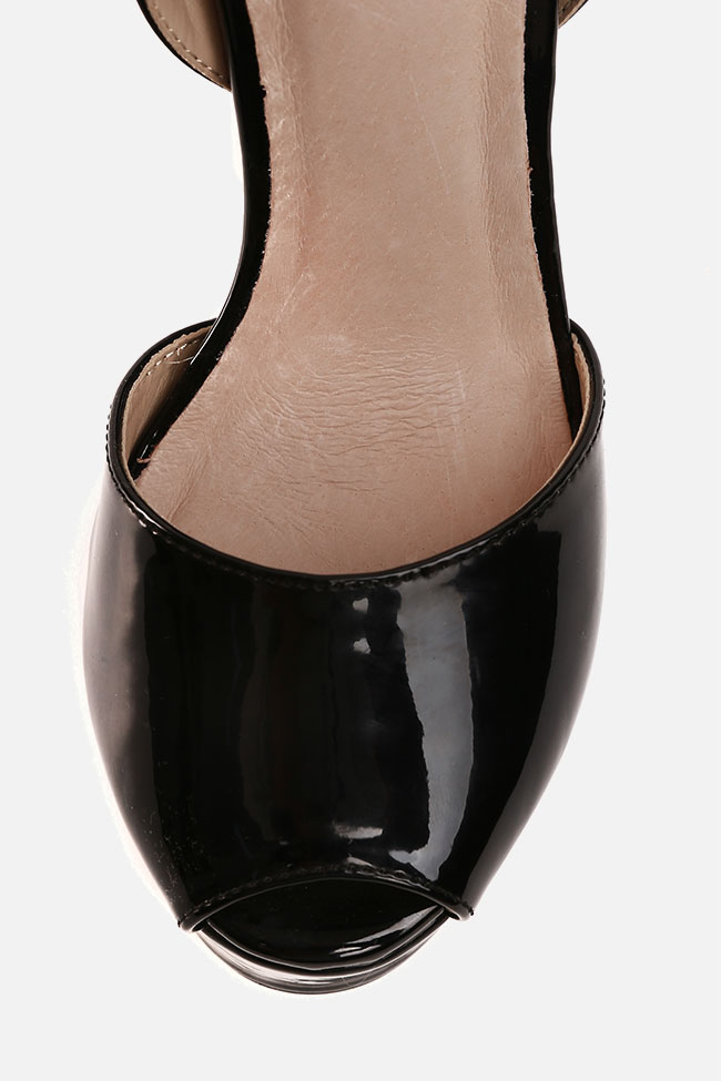 Sandale negre din piele lacuita cu toc gri Versace imagine 3
